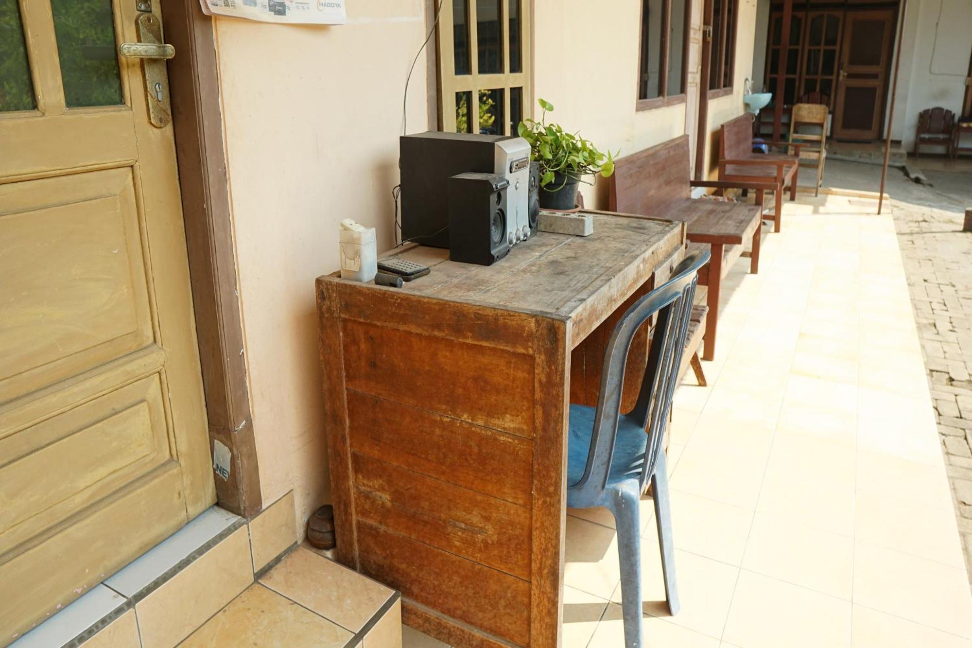 Oyo Life 93045 Kost Putra Bu Ketut Hotel Lumajang Exterior photo