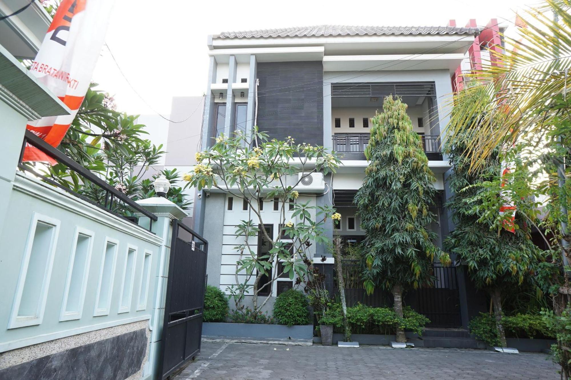 Oyo Life 93045 Kost Putra Bu Ketut Hotel Lumajang Exterior photo